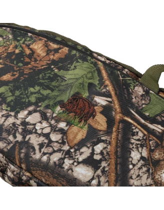 Pokrowiec na broń LPDK KAM 04 1,25m, kamuflaż leśny, haft dzik stoi w trawie