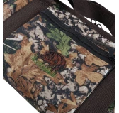 Pokrowiec na strzelbę Forsport 130 cm - leśny kamuflaż, dzik stoi w trawie